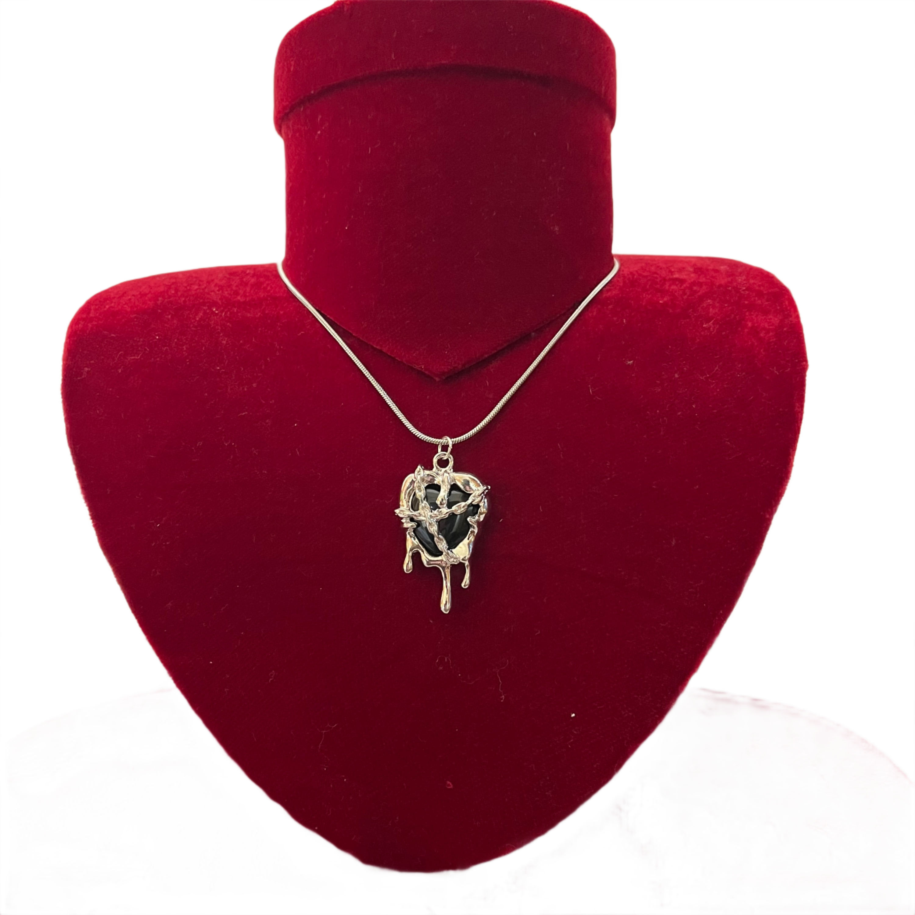 Dropping Black Heart Nacklace